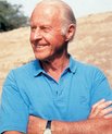 Portarit of Thor Heyerdahl wearing a blue shirt.